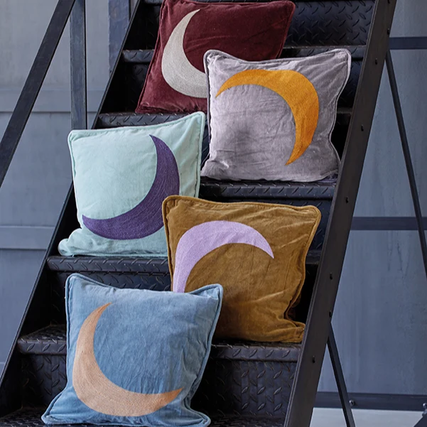 LIV interior Bestickte Kissenhülle aus Samt "LUNE"